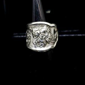 Vintage Rogers 1908 "Carnation" pattern silverplate spoonring.  Accented with wh